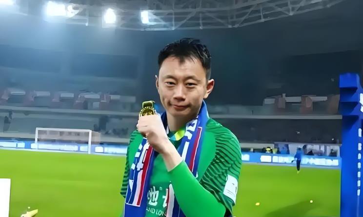 7m体育官方网站-上港已在冬训前完成一笔续约！本土飞翼留队无悬念，值得期待